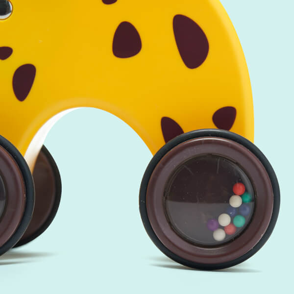 Xe kéo thú nhún vui vẻ mẹ và con hươu cao cổ JS047330