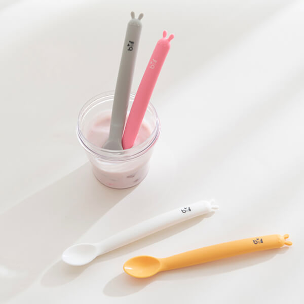 Bộ 2 muỗng silicone tai thỏ Baby&I Hàn Quốc (xanh + vàng)