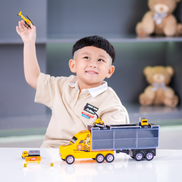 Xe mô hình container lớn chở các xe nhỏ kèm bản đồ CY218032