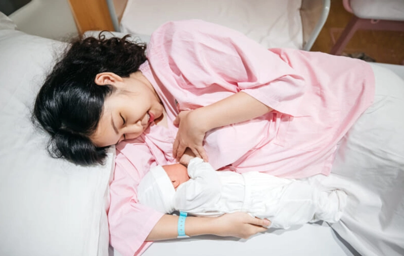 Có nên cho trẻ sơ sinh nằm bú bình? Tư thế cho con bú đúng cách