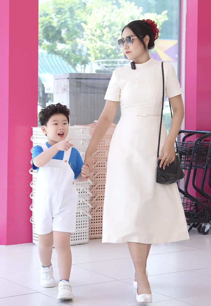 Cầm lấy 10 tỷ của mẹ và mua thoả thíchh