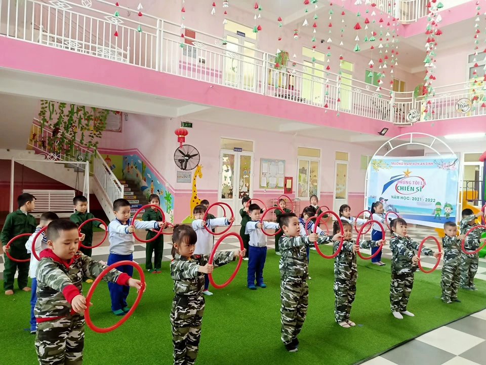 Các bé tham gia chương trình “Chúng tôi là chiến sĩ” (Ảnh: Fanpage trường)