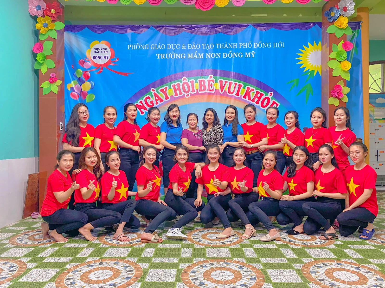 Đội ngũ giáo viên của trường (Ảnh: Fanpage trường)